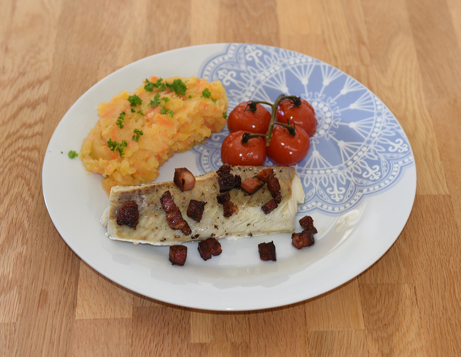 Ovnsstekt sei med bacon, tomater og kålrotstappe  Ingredienser:  700 g	Seifilet 100 g	Bacon 200 g	Cherrytomater (med stilk) 1 ss	Persille (hakket - valgfritt)  Kålrotstappe  1 	Kålrabi (ca 400 g) 1 liten	Gulrot 3-4	Poteter  1 ss	Smør ½ dl	Melk 	Salt og pepper