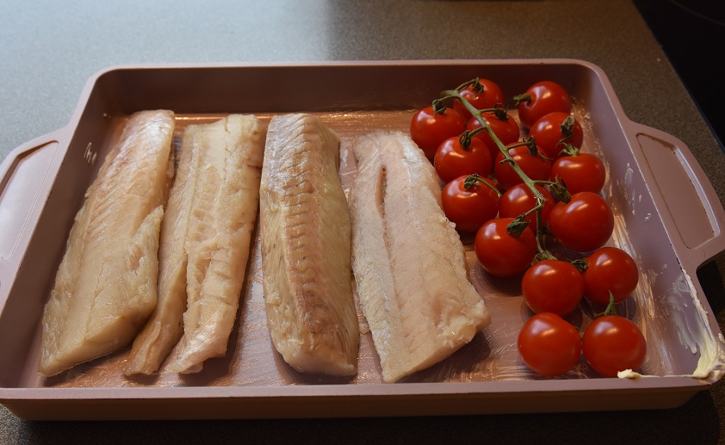 Ovnsstekt sei med bacon, tomater og kålrotstappe  Ingredienser:  700 g	Seifilet 100 g	Bacon 200 g	Cherrytomater (med stilk) 1 ss	Persille (hakket - valgfritt)  Kålrotstappe  1 	Kålrabi (ca 400 g) 1 liten	Gulrot 3-4	Poteter  1 ss	Smør ½ dl	Melk 	Salt og pepper