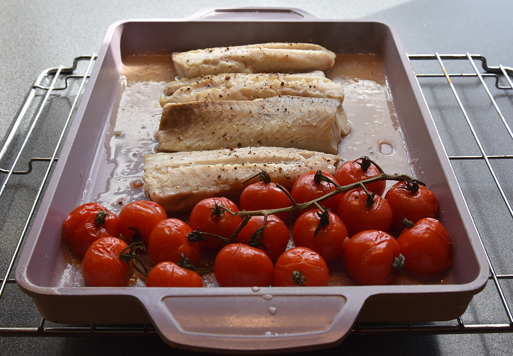 Ovnsstekt sei med bacon, tomater og kålrotstappe  Ingredienser:  700 g	Seifilet 100 g	Bacon 200 g	Cherrytomater (med stilk) 1 ss	Persille (hakket - valgfritt)  Kålrotstappe  1 	Kålrabi (ca 400 g) 1 liten	Gulrot 3-4	Poteter  1 ss	Smør ½ dl	Melk 	Salt og pepper