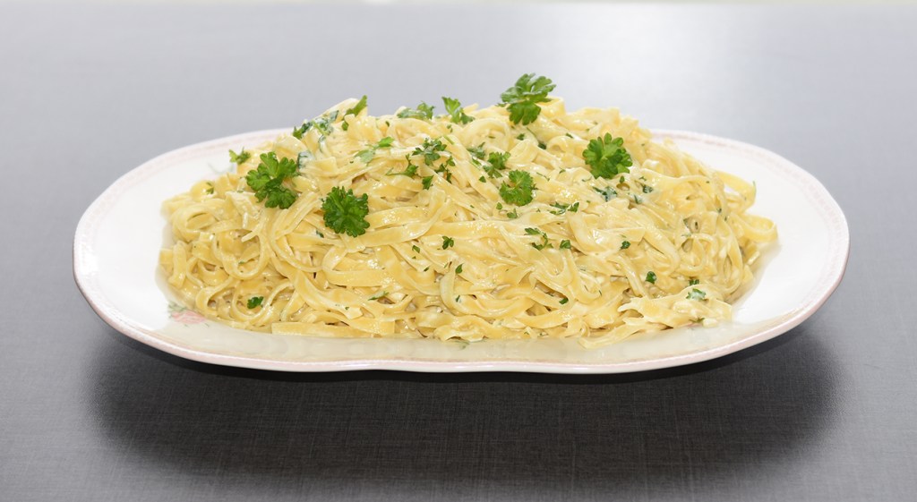 Pasta Alfredo  Ingredienser:  500 g	Spagetti 3 ss	Smør  150 g	Parmesan (nyrevet) 3 dl	Fløte (kremfløte) 3 ss	Persille (hakket)