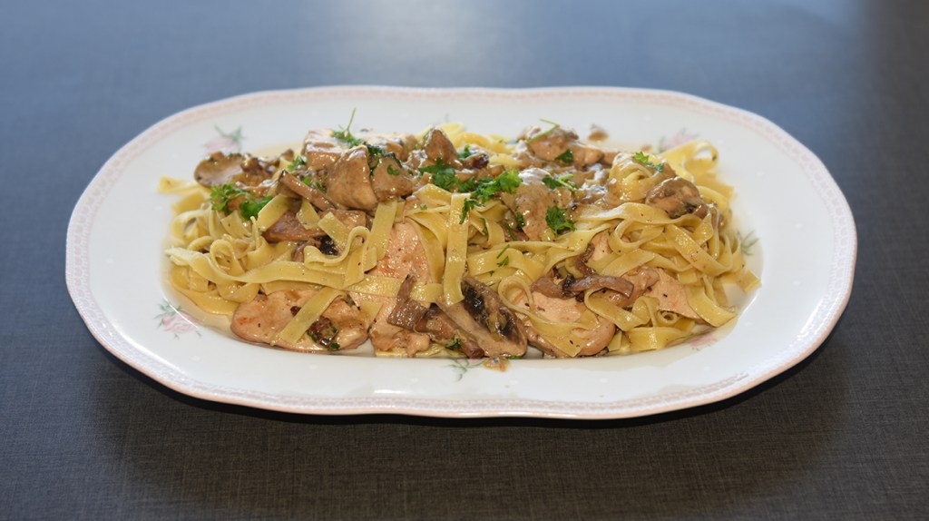 Tagliatelle med kylling- og sjampinjongsaus   Ingredienser:  400 – 500 g	Tagliatelle (eller annen pasta) 2	Kyllingbryst 1 ss	Olivenolje 1 ss	Smør  2 skiver 	Bacon (hakket) 350 g	Sjampinjonger (skivet) 1	Buljongterning (grønnsak/kylling) 1 dl	Melk  2 dl	Kremfløte ¼ 	Purreløk (skivet) 50 g	Parmesan 1 ss	Persille (hakket) 	Salt, pepper