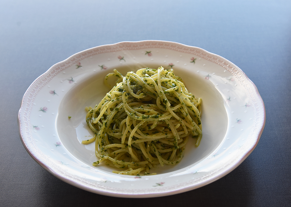 Pasta med Ramsløkpesto Ingredienser: 400 g Spagetti 100 g Ramsløk 1 fedd Hvitløk 3 - 4 ss Parmesan (revet) 3 - 4 ss Pinjekjerner 1 ¼ dl Olivenolje ¼ ts Salt Pepper (nykvernet)