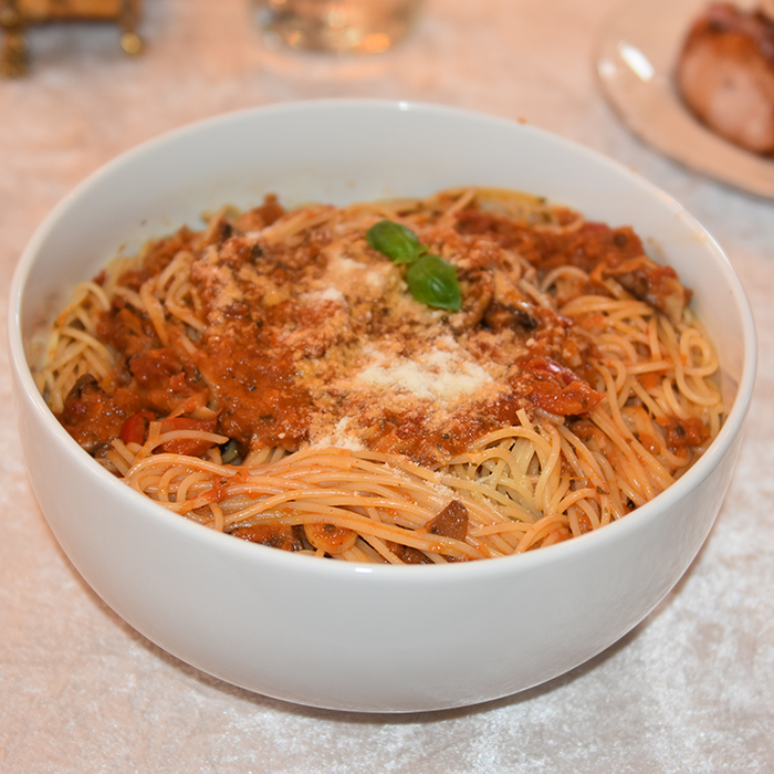 Spagetti med sopp, purre og paprika (i kremet pastasaus)  Ingredienser: 1 ss 	Olje 1 ss 	Smør  1 	Løk  1 	Gulrøtter  ½ stilk	Selleri  1 fedd 	Hvitløk  ¼ 	Chili (rød, uten frø)  ½  	Purre  1 bx	Tomater (hermetiske)  1 	Paprika (rød) 350 g	Sjampinjonger 1 ss 	Persille (hakket)  1 ts 	Paprikapulver  ½ ts	Pepper 1 dl	Vann 1terning	Buljong (Grønsak)  ½ -1 dl 	Kremfløte  400-500 g 	Spagetti    	Salt, pepper  75 g	Parmesan (raspet)  1 ss	Persille