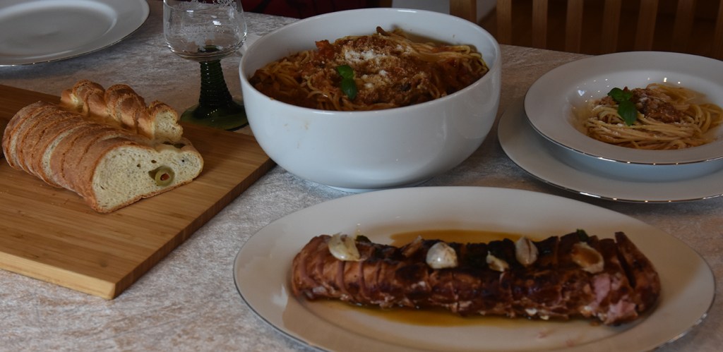 Ovnsstekt Svinefilet med hvitløk og basilikum Ingredienser: 1 	Svinefilet (850 g)  1 ss 	Olje  1 ss 	Smør   8-10 fedd	Hvitløk   	Basilikum  	Salt og peppe r 1 dl 	Kraft    Spagetti med sopp, purre og paprika (i kremet pastasaus)  Ingredienser: 1 ss 	Olje 1 ss 	Smør  1 	Løk  1 	Gulrøtter  ½ stilk	Selleri  1 fedd 	Hvitløk  ¼ 	Chili (rød, uten frø)  ½  	Purre  1 bx	Tomater (hermetiske)  1 	Paprika (rød) 350 g	Sjampinjonger 1 ss 	Persille (hakket)  1 ts 	Paprikapulver  ½ ts	Pepper 1 dl	Vann 1terning	Buljong (Grønsak)  ½ -1 dl 	Kremfløte  400-500 g 	Spagetti    	Salt, pepper  75 g	Parmesan (raspet)  1 ss	Persille