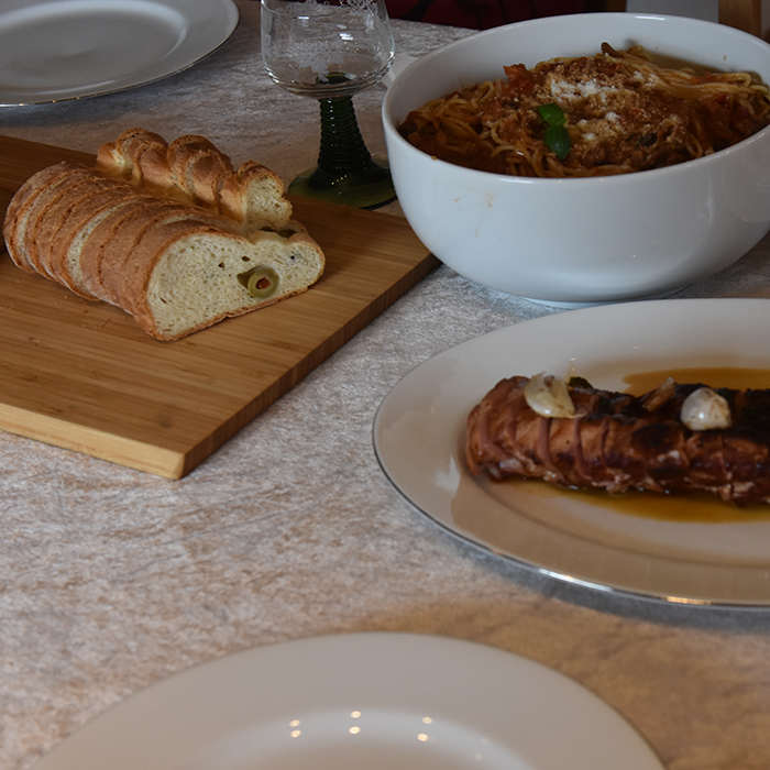 Spagetti med sopp, purre og paprika (i kremet pastasaus)  Ingredienser: 1 ss 	Olje 1 ss 	Smør  1 	Løk  1 	Gulrøtter  ½ stilk	Selleri  1 fedd 	Hvitløk  ¼ 	Chili (rød, uten frø)  ½  	Purre  1 bx	Tomater (hermetiske)  1 	Paprika (rød) 350 g	Sjampinjonger 1 ss 	Persille (hakket)  1 ts 	Paprikapulver  ½ ts	Pepper 1 dl	Vann 1terning	Buljong (Grønsak)  ½ -1 dl 	Kremfløte  400-500 g 	Spagetti    	Salt, pepper  75 g	Parmesan (raspet)  1 ss	Persille