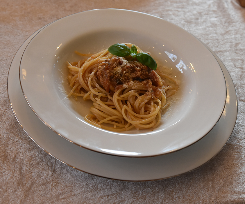 Spagetti med sopp, purre og paprika (i kremet pastasaus) Ingredienser: 1 ss Olje 1 ss Smør 1 Løk 1 Gulrøtter ½ stilk Selleri 1 fedd Hvitløk ¼ Chili (rød, uten frø) ½ Purre 1 bx Tomater (hermetiske) 1 Paprika (rød) 350 g Sjampinjonger 1 ss Persille (hakket) 1 ts Paprikapulver ½ ts Pepper 1 dl Vann 1terning Buljong (Grønsak) ½ -1 dl Kremfløte 400-500 g Spagetti Salt, pepper 75 g Parmesan (raspet) 1 ss Persille