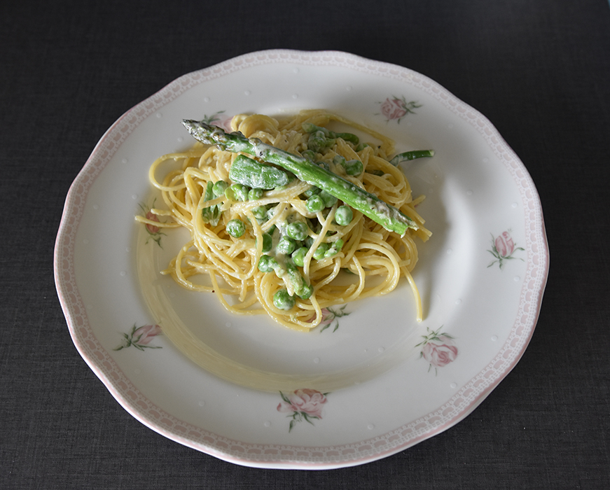 Pasta prima vera (vårlig pasta) Ingredienser: 500 g Spagetti 150 g Aspargesbønner 150 g Asparges topper 150 g Sukkererter 100 g Erter (grønne) 2 ss Smør 3 dl Fløte (kremfløte) 2-3 ss Parmesan (nyrevet)