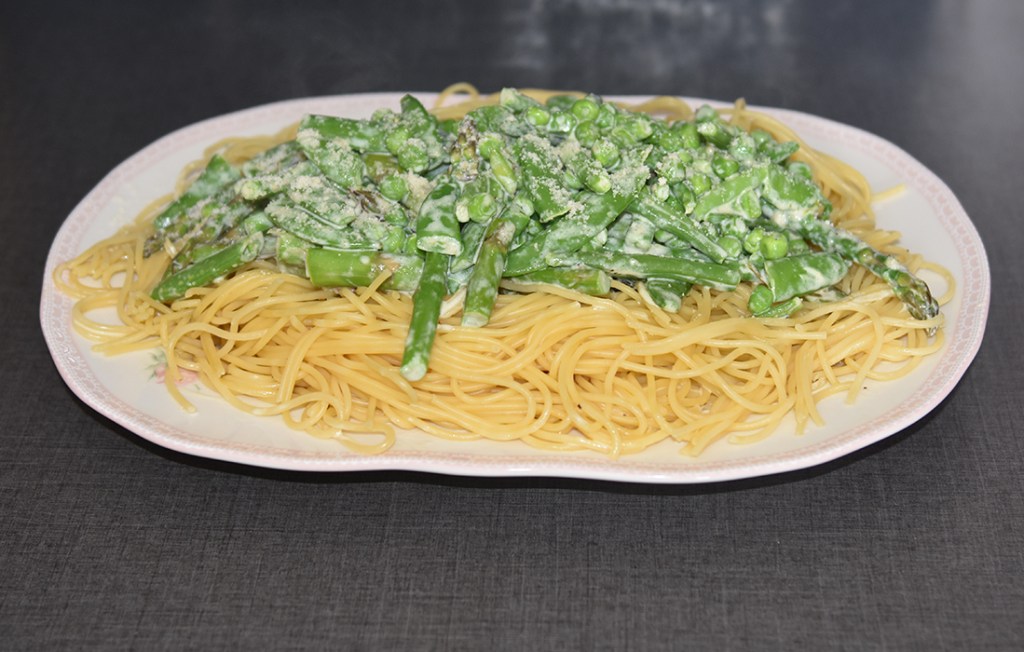 Pasta prima vera (vårlig pasta) Ingredienser: 500 g Spagetti 150 g Aspargesbønner 150 g Asparges topper 150 g Sukkererter 100 g Erter (grønne) 2 ss Smør 3 dl Fløte (kremfløte) 2-3 ss Parmesan (nyrevet)