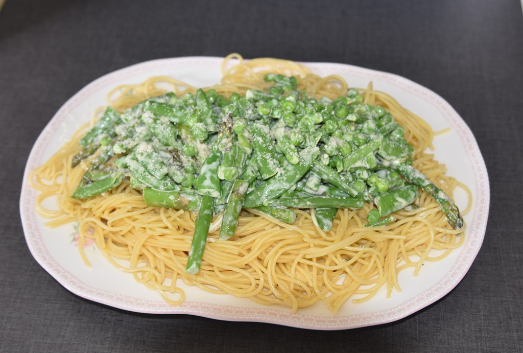 Pasta prima vera (vårlig pasta) Ingredienser: 500 g Spagetti 150 g Aspargesbønner 150 g Asparges topper 150 g Sukkererter 100 g Erter (grønne) 2 ss Smør 3 dl Fløte (kremfløte) 2-3 ss Parmesan (nyrevet)