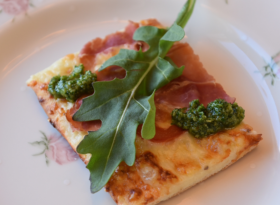 Kveldskos – Hvit pizza med spekeskinke, ruccula og ramsløkspesto ...