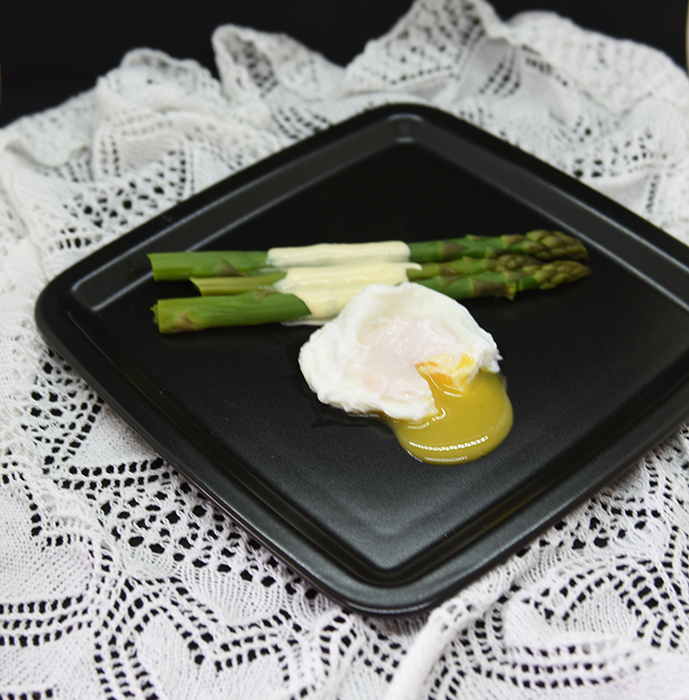 Posjert egg, asparges og Holandaise inspirert saus Ingredienser: 1 bunt Asparges 4 Egg 3 Egg (romtempererte) 250 g Smør (smeltet) 1 Sitron (saft) Salt, pepper