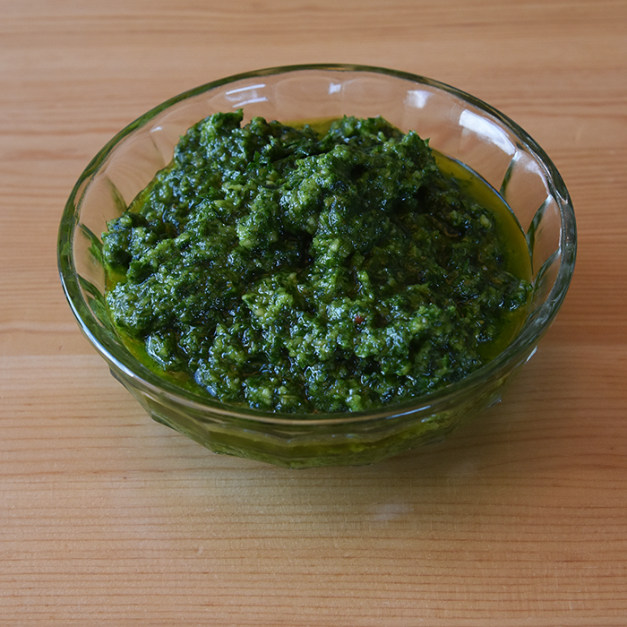 Ramsløkpesto Ingredienser: 100 g Ramsløk 1 fedd Hvitløk 3 - 4 ss Parmesan (revet) 3 - 4 ss Pinjekjerner 1 ¼ dl Olivenolje ¼ ts Salt Pepper (nykvernet)