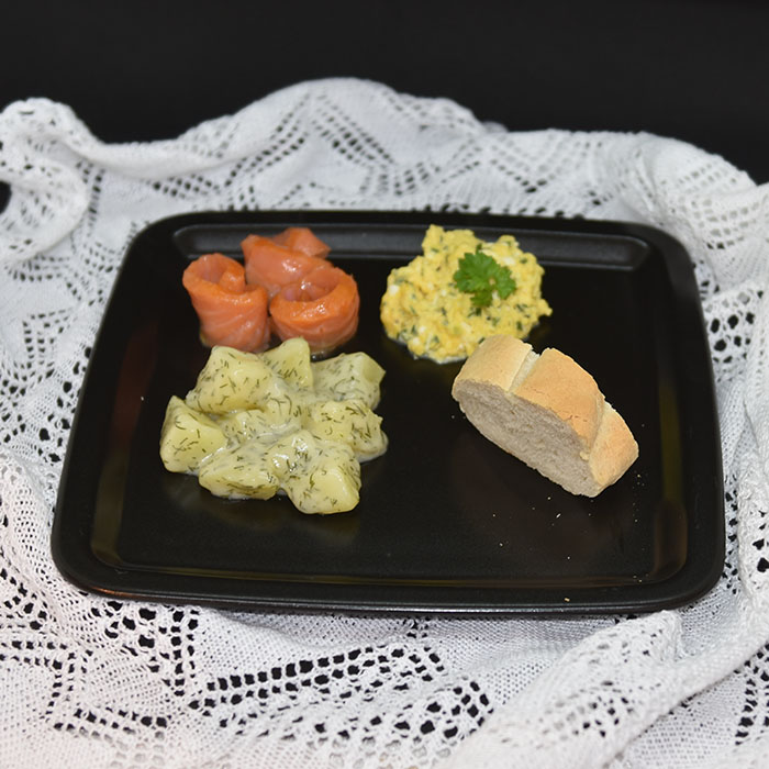 Røktlaks med dillstuede poteter  Ingredienser  10	Poteter 2 ss	Hvetemel 4 dl	Melk ½ ts	Salt ½ ts	Pepper 3 ss	Dill (hakket)