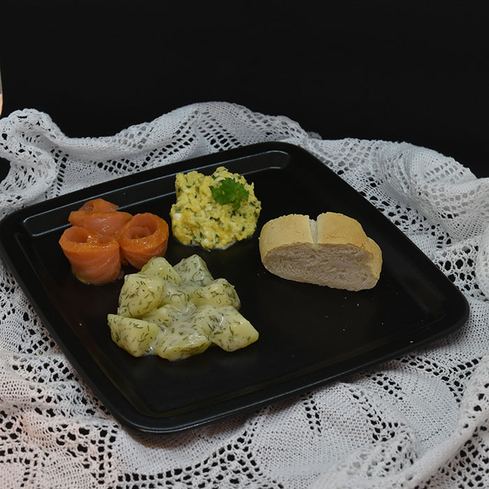 Røktlaks med dillstuede poteter Ingredienser 10 Poteter 2 ss Hvetemel 4 dl Melk ½ ts Salt ½ ts Pepper 3 ss Dill (hakket)