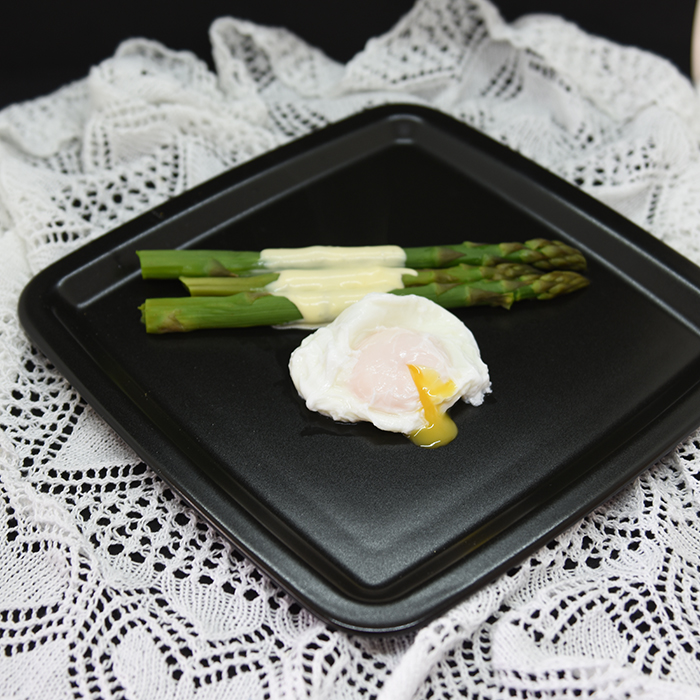 Posjert egg, asparges og Holandaise inspirert saus  Ingredienser:  1 bunt	Asparges 4	Egg  3 	Egg (romtempererte) 250 g	Smør (smeltet) 1	Sitron (saft) 	Salt, pepper