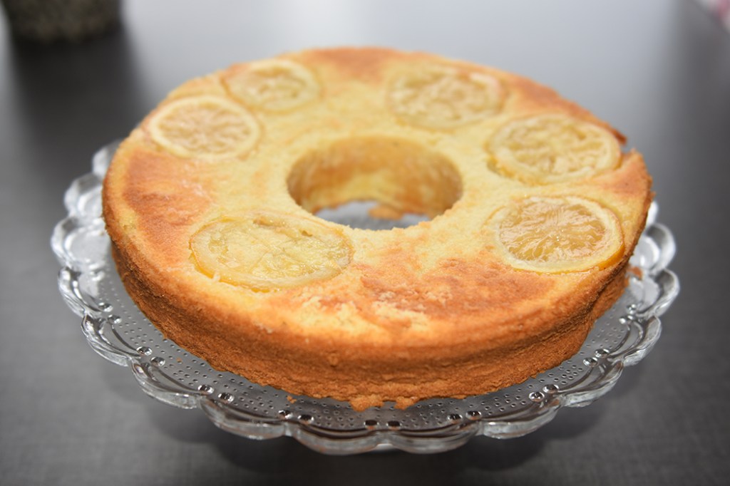 Svigermors Sitronkake Ingredienser: 100 g Smør 125 g Sukker 2 Egg 2 ½ dl Hvetemel ¾ ts Bakepulver ¾ dl Melk 1 ts Sitronsaft ½ Sitron (raspet skall) https://heidisboble.no/ @heidisboble