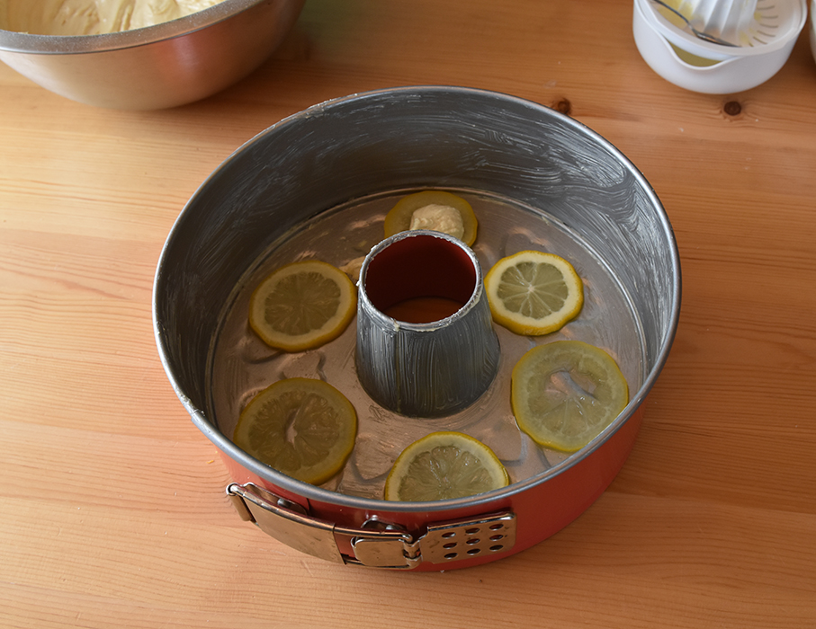 Svigermors Sitronkake Ingredienser: 100 g Smør 125 g Sukker 2 Egg 2 ½ dl Hvetemel ¾ ts Bakepulver ¾ dl Melk 1 ts Sitronsaft ½ Sitron (raspet skall) https://heidisboble.no/ @heidisboble