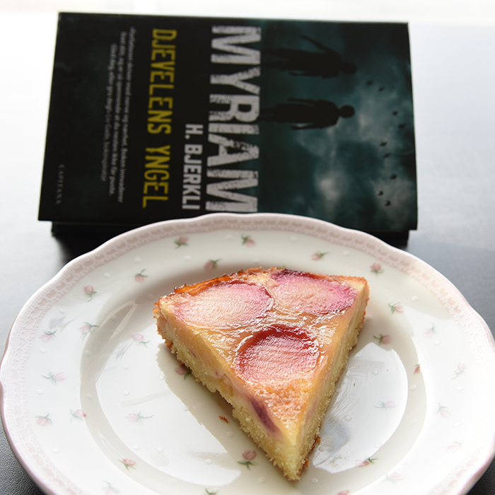 Bjerkli, Myriam H. (2020) «Djevelens yngel». Capitana og Nektarinkake Ingredienser: 4 Nektariner 150 g Smør (romtemperert) 2 dl Sukker 1 Egg (romtemperert) 1 ts Vaniljesukker 1 ½ dl Hvetemel 1 ¼ ts Bakepulver 1 ss Perlesukker