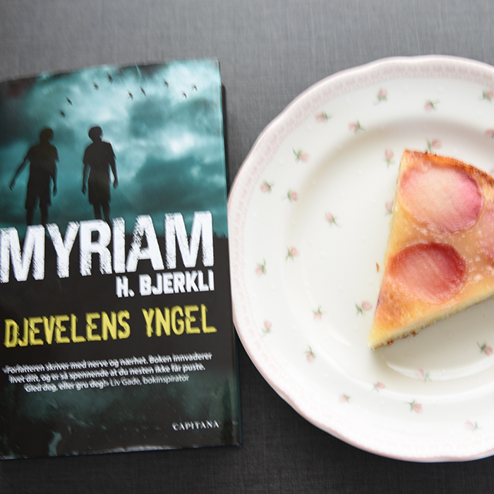 Bjerkli, Myriam H. (2020) «Djevelens yngel». Capitana og Nektarinkake Ingredienser: 4 Nektariner 150 g Smør (romtemperert) 2 dl Sukker 1 Egg (romtemperert) 1 ts Vaniljesukker 1 ½ dl Hvetemel 1 ¼ ts Bakepulver 1 ss Perlesukker