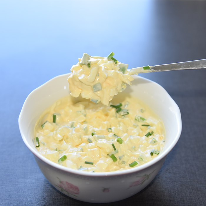 Enkel eggesalat på 1-2-3   Ingredienser:  3 	Egg (hardkokt og hakket) 	Majones 	Gressløk (hakket)
