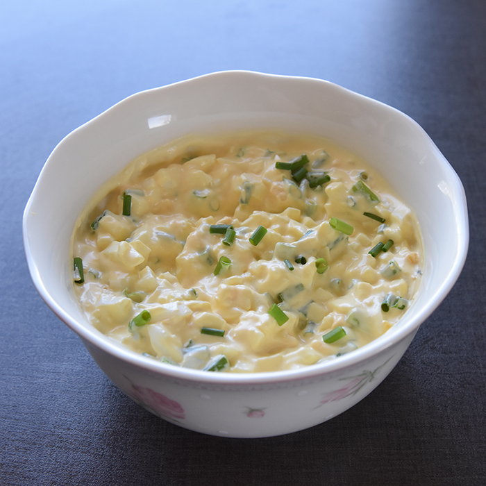 Enkel eggesalat på 1-2-3   Ingredienser:  3 	Egg (hardkokt og hakket) 	Majones 	Gressløk (hakket)