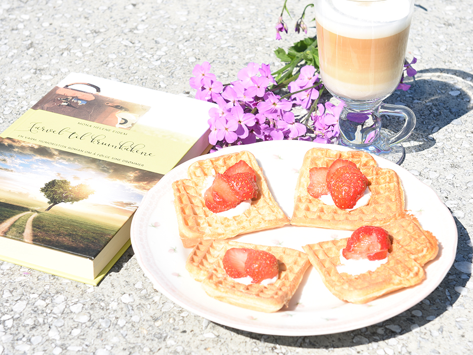 Eidem, Mona Helene (2020) «Farvel til krumkakene», Eidem forlag og Vafler Ingredienser: 1 Egg 5 dl Melk 350 g Hvetemel Smør