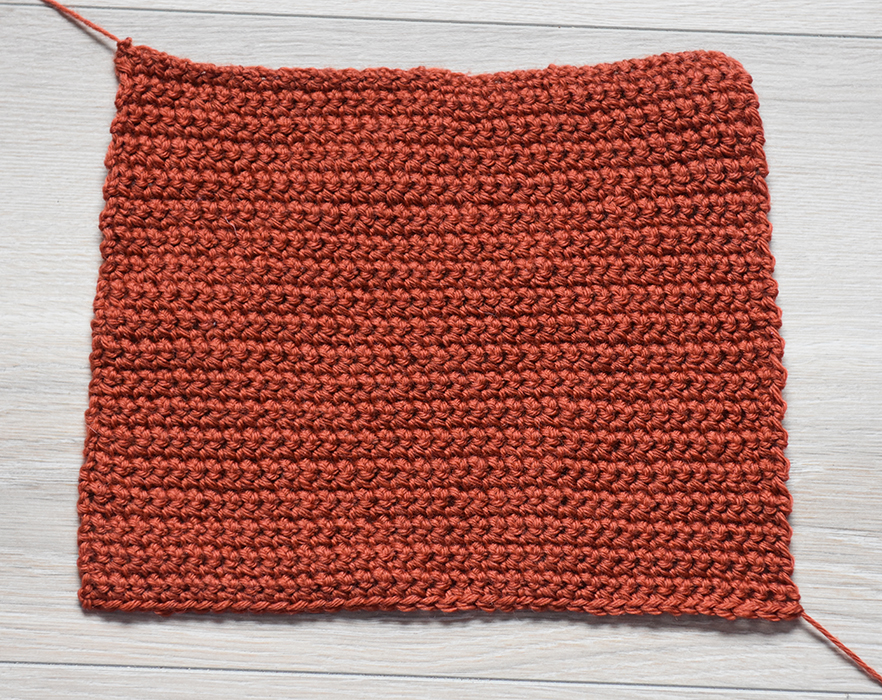 Lapp med fastmasker: - Legg opp 40 luftmasker (lm) + 1 lm til å snu med - Stikk nålen inn i 2. luftmaske fra nålen - Ta et kast, og trekk nålen igjennom (du har nå to masker på heklenålen) - Ta et nytt kast på nålen og - Trekk det igjennom begge maskene på heklenålen (du har nå en maske på heklenålen) * Stikk nålen ned i neste maske - Ta et kast, og trekk nålen igjennom (du har nå to masker på heklenålen) - Ta et nytt kast på nålen og - Trekk det igjennom begge maskene (du har nå en maske på heklenålen) * GJENTA fra * til * raden ut, men avslutt med en luftmaske (til å snu med)