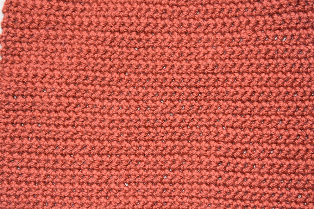 Lapp med fastmasker: - Legg opp 40 luftmasker (lm) + 1 lm til å snu med - Stikk nålen inn i 2. luftmaske fra nålen - Ta et kast, og trekk nålen igjennom (du har nå to masker på heklenålen) - Ta et nytt kast på nålen og - Trekk det igjennom begge maskene på heklenålen (du har nå en maske på heklenålen) * Stikk nålen ned i neste maske - Ta et kast, og trekk nålen igjennom (du har nå to masker på heklenålen) - Ta et nytt kast på nålen og - Trekk det igjennom begge maskene (du har nå en maske på heklenålen) * GJENTA fra * til * raden ut, men avslutt med en luftmaske (til å snu med)