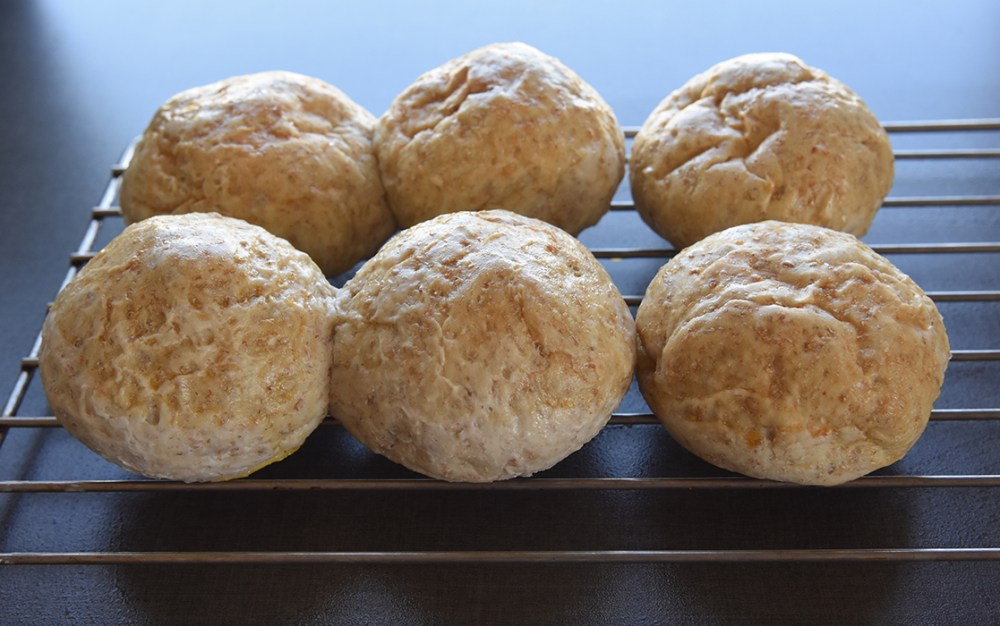 Litt grovere rundstykker bakt med rugmel Ingredienser: 6 dl Vann (lunket) 1 pk Gjær 250 g Rugmel Ca. 750 g Hvetemel 2-3 ts Salt