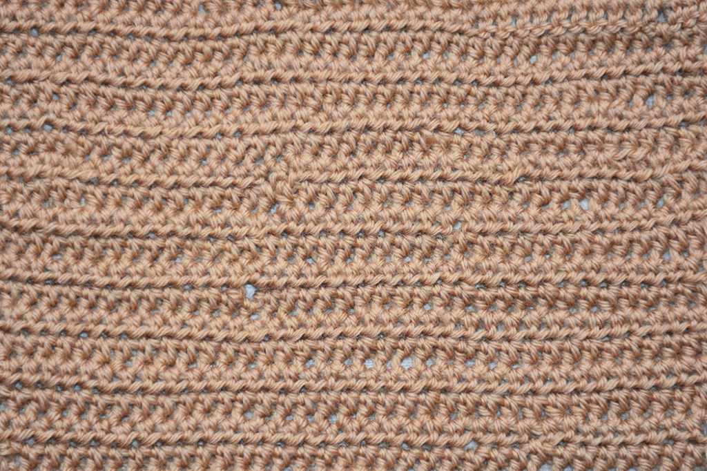 Lapp i halvstave (hst) Slik gjør du: - Legg opp et antall luftmasker (lm) + 2 lm til å snu med - Ta et kast på nålen, stikk nålen ned i 3. luftmaske fra nålen - Ta et nytt kast, og trekk nålen igjennom (du har nå tre masker på heklenålen) - Ta et nytt kast på nålen og trekker igjennom alle tre maskene (du har nå en maske på heklenålen) * - Ta et kast på nålen, stikk nålen ned i neste maske - Ta et nytt kast, og trekk nålen igjennom (du har nå tre masker på heklenålen) - Ta et nytt kast på nålen og trekker igjennom alle tre maskene (du har nå en maske på heklenålen) * GJENTA fra * til * raden ut, men avslutt med to luftmasker (til å snu med)