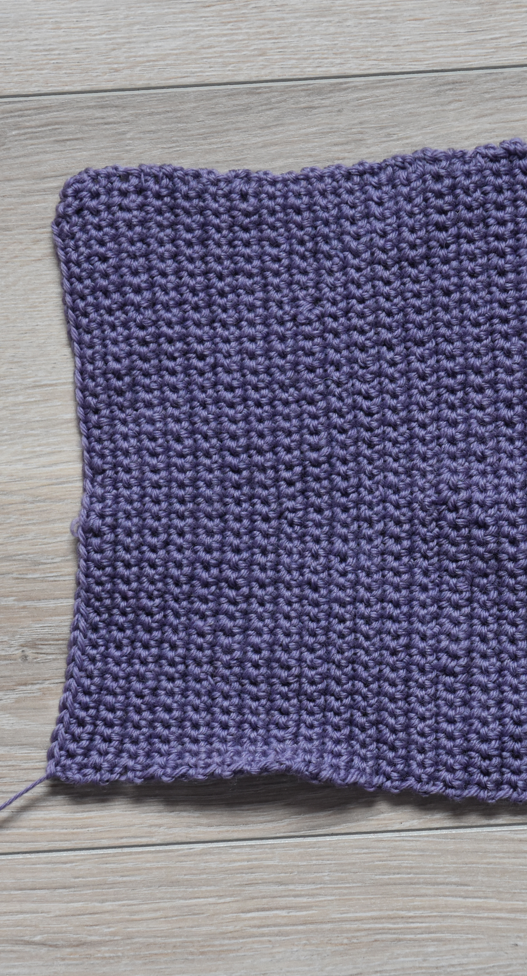 Lapp med fastmasker: - Legg opp 40 luftmasker (lm) + 1 lm til å snu med - Stikk nålen inn i 2. luftmaske fra nålen - Ta et kast, og trekk nålen igjennom (du har nå to masker på heklenålen) - Ta et nytt kast på nålen og - Trekk det igjennom begge maskene på heklenålen (du har nå en maske på heklenålen) * Stikk nålen ned i neste maske - Ta et kast, og trekk nålen igjennom (du har nå to masker på heklenålen) - Ta et nytt kast på nålen og - Trekk det igjennom begge maskene (du har nå en maske på heklenålen) * GJENTA fra * til * raden ut, men avslutt med en luftmaske (til å snu med)