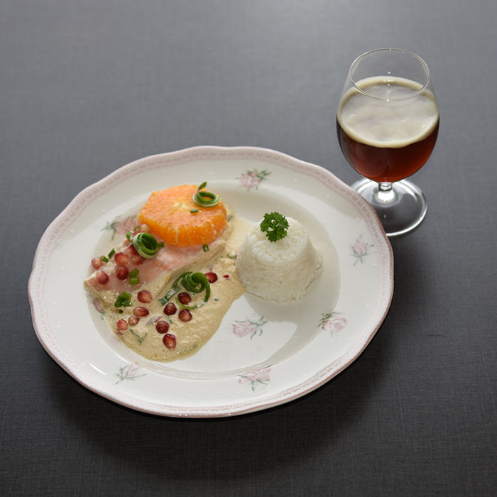 Laks i rømmesaus med appelsin og granateple Ingredienser: Ca. 400-500 g Laksefileter (uten skinn og bein) 1 bx Rømme 1 Appelsin (saft) ½ Sitron (saft) 1 ½ ss Honning 3 ss Soyasaus ¼ Chili (rød) 2 Vårløk Topping: 1 Appelsin (skivet) 1 Granateple (frø) Gressløk/vårløk