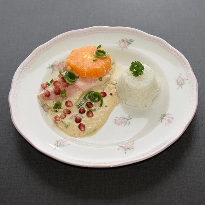 Laks i rømmesaus med appelsin og granateple Ingredienser: Ca. 400-500 g Laksefileter (uten skinn og bein) 1 bx Rømme 1 Appelsin (saft) ½ Sitron (saft) 1 ½ ss Honning 3 ss Soyasaus ¼ Chili (rød) 2 Vårløk Topping: 1 Appelsin (skivet) 1 Granateple (frø) Gressløk/vårløk
