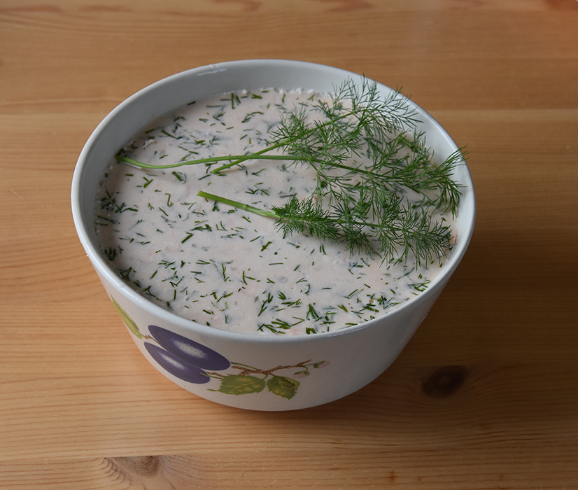 Enkel Laksemousse  Ingredienser:  1 pk	Aspik (lys buljong-gelé) 2 ½ dl	Vann (kokende) 300-400 g	Laks (kokt og renset)  3 dl	Rømme (lett) 1-2 ss	Sitronsaft (nypresset) 1-2 ss	Dill (hakket)