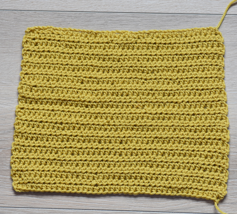 Lapp i halvstaver (hst) Slik gjør du: - Legg opp et antall luftmasker (lm) + 2 lm til å snu med - Ta et kast på nålen, stikk nålen ned i 3. luftmaske fra nålen - Ta et nytt kast, og trekk nålen igjennom (du har nå tre masker på heklenålen) - Ta et nytt kast på nålen og trekker igjennom alle tre maskene (du har nå en maske på heklenålen) * - Ta et kast på nålen, stikk nålen ned i neste maske - Ta et nytt kast, og trekk nålen igjennom (du har nå tre masker på heklenålen) - Ta et nytt kast på nålen og trekker igjennom alle tre maskene (du har nå en maske på heklenålen) * GJENTA fra * til * raden ut, men avslutt med to luftmasker (til å snu med)