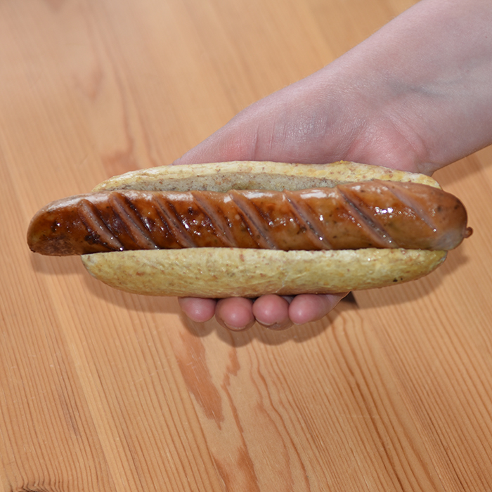 Litt grovere pølsebrød med rugmel Ingredienser: 6 dl Vann (lunket) 1 pk Gjær 250 g Rugmel Ca. 750 g Hvetemel 2-3 ts Salt