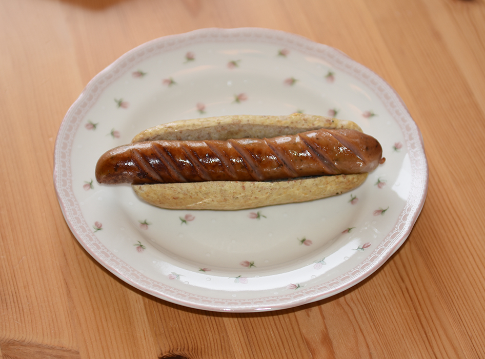 Litt grovere pølsebrød med rugmel Ingredienser: 6 dl Vann (lunket) 1 pk Gjær 250 g Rugmel Ca. 750 g Hvetemel 2-3 ts Salt