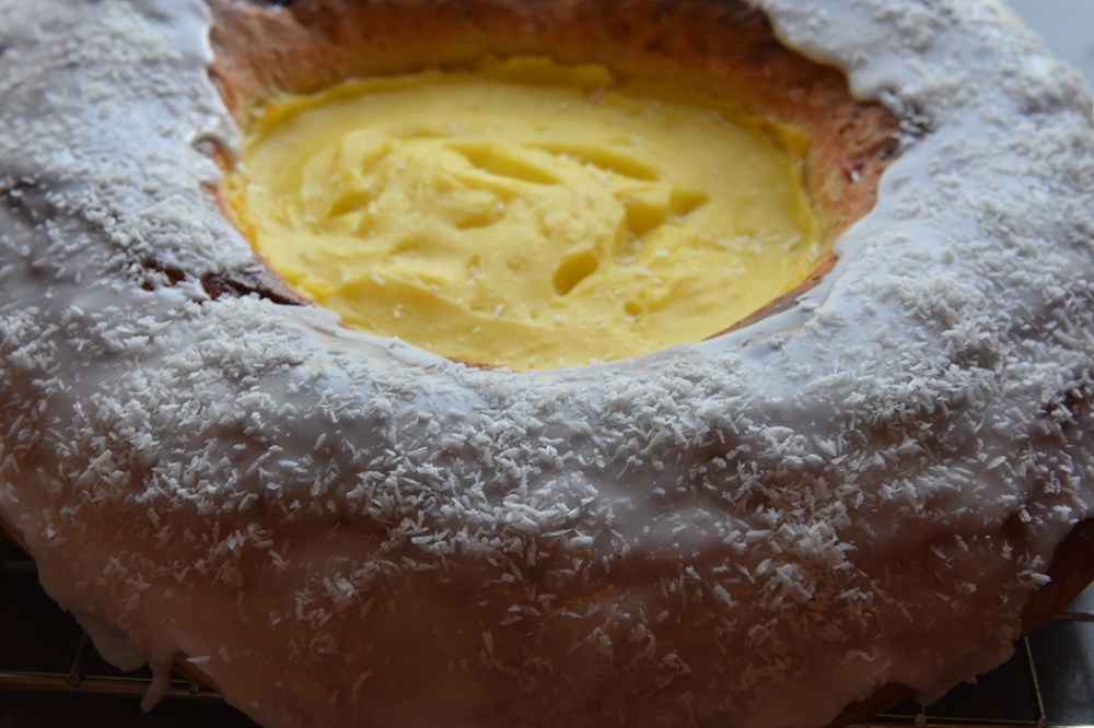 Skolebrød Ingredienser: 6 dl Melk 150 g Smør 1 pk Gjær 1 kg Hvetemel 1½ dl Sukker 1 Egg 1 porsjon Vaniljekrem