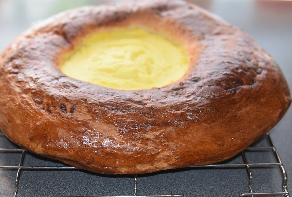 Skolebrød  Ingredienser:  6 dl 	Melk 150 g 	Smør 1 pk	Gjær  1 kg	Hvetemel 1½ dl 	Sukker  1	Egg  1 porsjon	Vaniljekrem