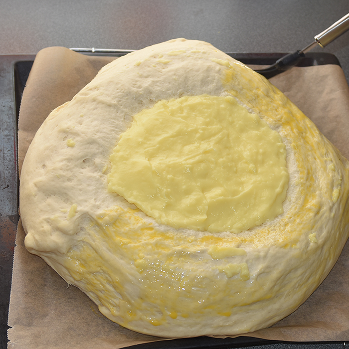 Skolebrød  Ingredienser:  6 dl 	Melk 150 g 	Smør 1 pk	Gjær  1 kg	Hvetemel 1½ dl 	Sukker  1	Egg  1 porsjon	Vaniljekrem