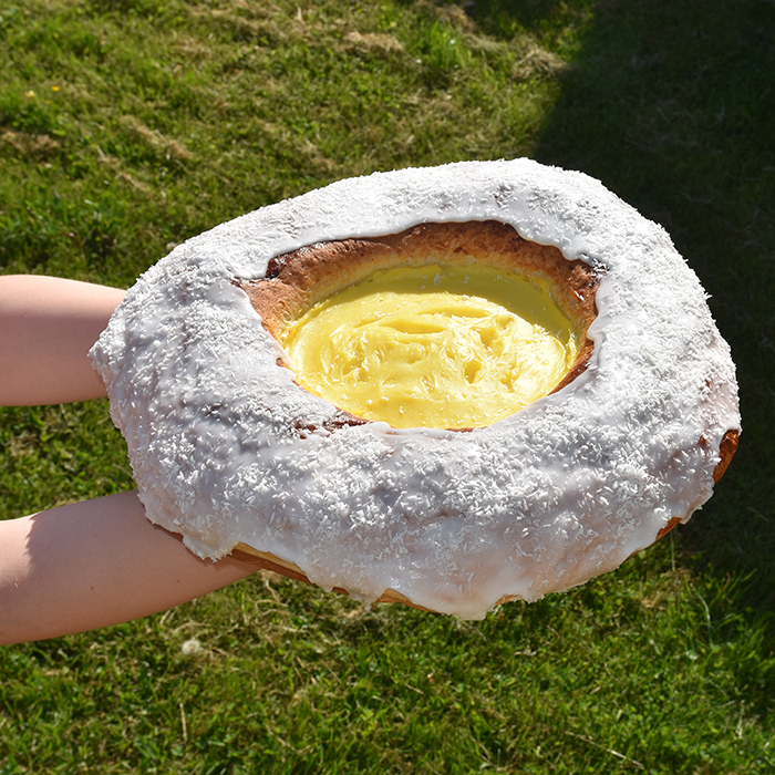 Skolebrød  Ingredienser:  6 dl 	Melk 150 g 	Smør 1 pk	Gjær  1 kg	Hvetemel 1½ dl 	Sukker  1	Egg  1 porsjon	Vaniljekrem