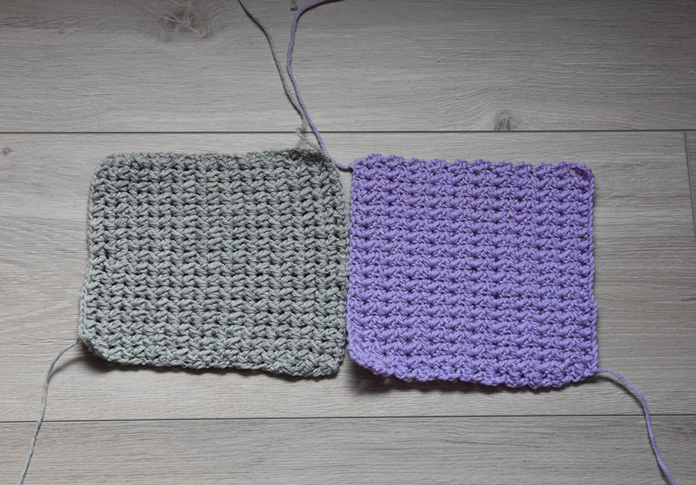 Dobbelte halvstaver Slik gjør du (Dobbelte halvstaver): Legg opp et ujevnt antall luftmasker (lm) + 2 lm til å snu med Rad 1: - 1 kast, stikk nålen inn i 3 lm fra nålen, 1 kast, trekk tråden igjennom, 1 kast, stikk nålen inn i neste lm, 1 kast, trekk tråden igjennom, 1 kast, trekk tråden gjennom alle 5 m på nålen. - 1 lm. - *(1 kast, stikk nålen inn i neste lm, 1 kast, trekk tråden igjennom). Gjør det som står i parantesen to ganger. 1 kast, trekk tråden gjennom alle 5 maskene på nålen, 1 lm* GJENTA fra * til * raden ut, men avslutt med 1 hst, snu med 2 lm. Rad 2: - 1 kast, stikk nålen inn i første m, 1 kast, trekk tråden igjennom, 1 kast, stikk nålen inn i neste m, 1 kast, trekk tråden igjennom, 1 kast, trekk tråden igjennom alle 5 m på nålen, 1 lm. - *1 kast, stikk nålen inn i samme lm som siste løkke på foregående st, 1 kast, trekk tråden igjennom, 1 kast, stikk nålen ned i neste lm, trekk gjennom alle 5 m på nålen, 1 lm* GJENTA fra * til * raden ut, men avslutt med 1 hst, snu med 2 lm. GJENTA rad 2.