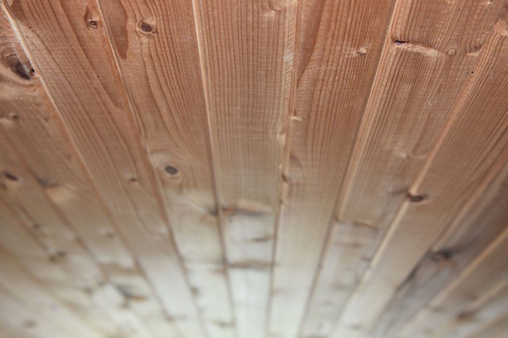 Taket i kjelleren på sommerhuset vårt - før maling - Garten, Trøndelag -- og det er klart for maling, nytt gulv, nye vegger mm