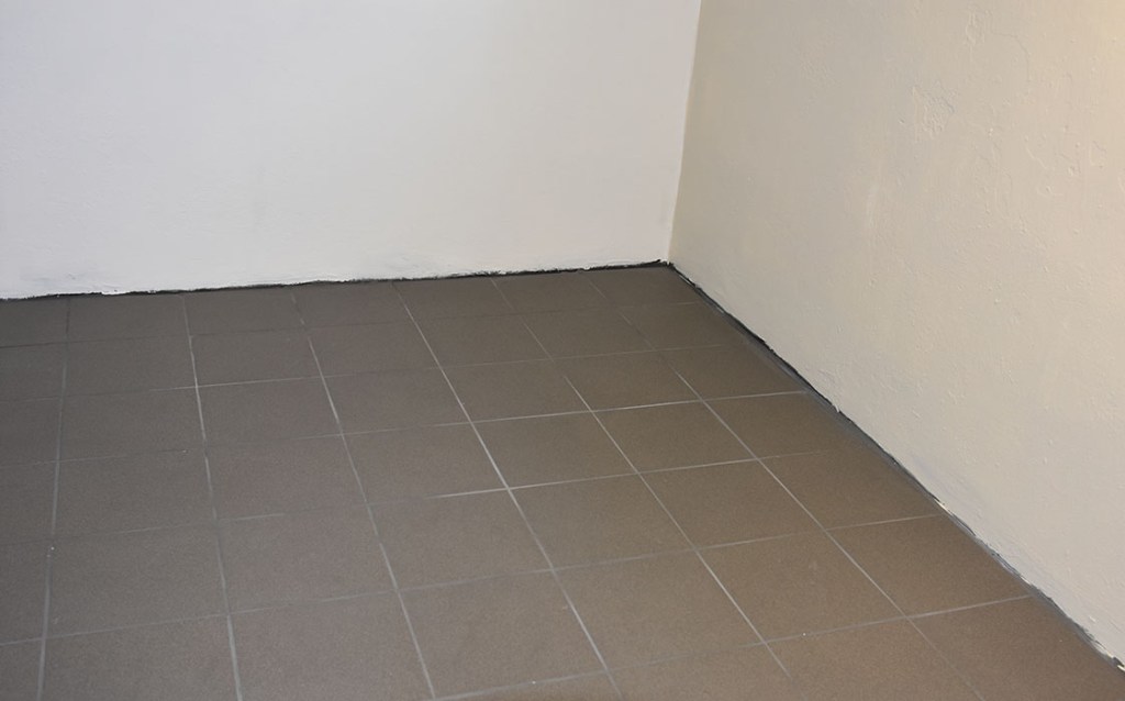 Sommerhuset vårt - Garten, Trøndelag -- Snekkerrommet - har fått nye fliser på gulvet og vegger i lys Skandinavia og hvit