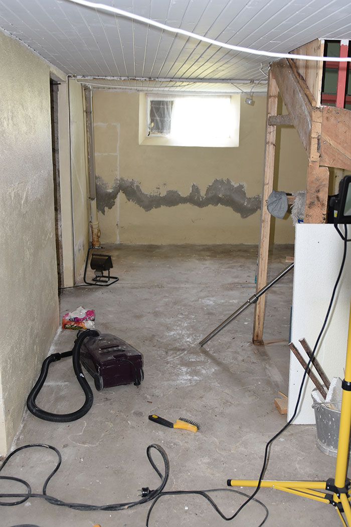 Opprydning i kjelleren etter oversvømmelse på sommerhuset vårt - Garten, Trøndelag -- Nå er taket malt og det er klart for nytt gulv, nye vegger mm