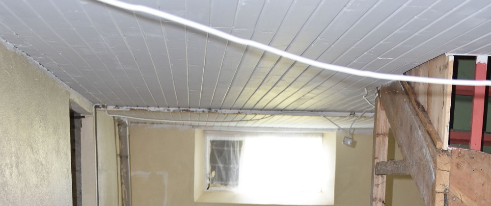 Taket i kjelleren på sommerhuset vårt - etter maling - Garten, Trøndelag -- og det er klart for maling, nytt gulv, nye vegger mm
