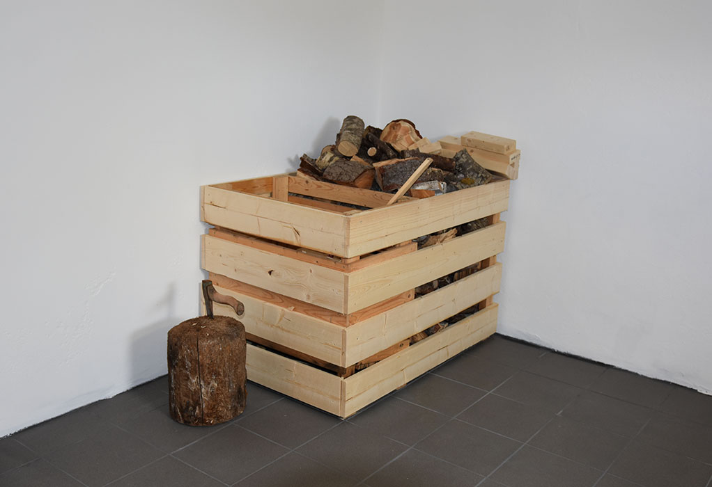 Ny vedbinge men samme huggestappe Sommerhuset vårt - Garten, Trøndelag -- Snekkerrommet og det er klart for maling, nytt gulv, nye vegger mm