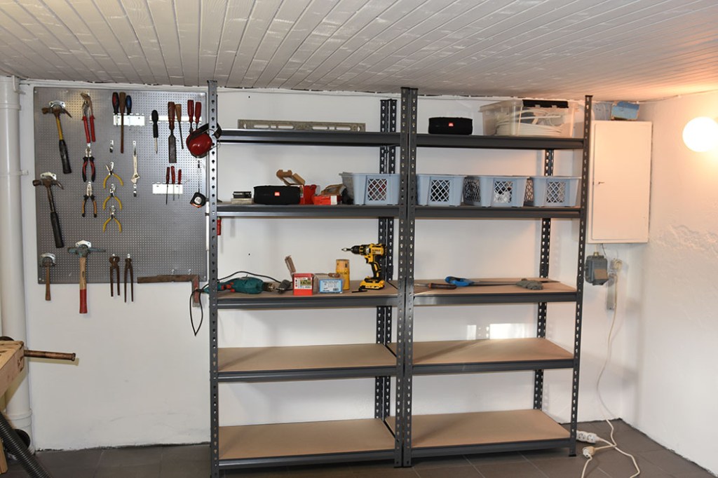 Snekkerrommet - Verktøyet begynner å komme på plass Sommerhuset vårt - Garten, Trøndelag -- Snekkerrommet og det er klart for maling, nytt gulv, nye vegger mm