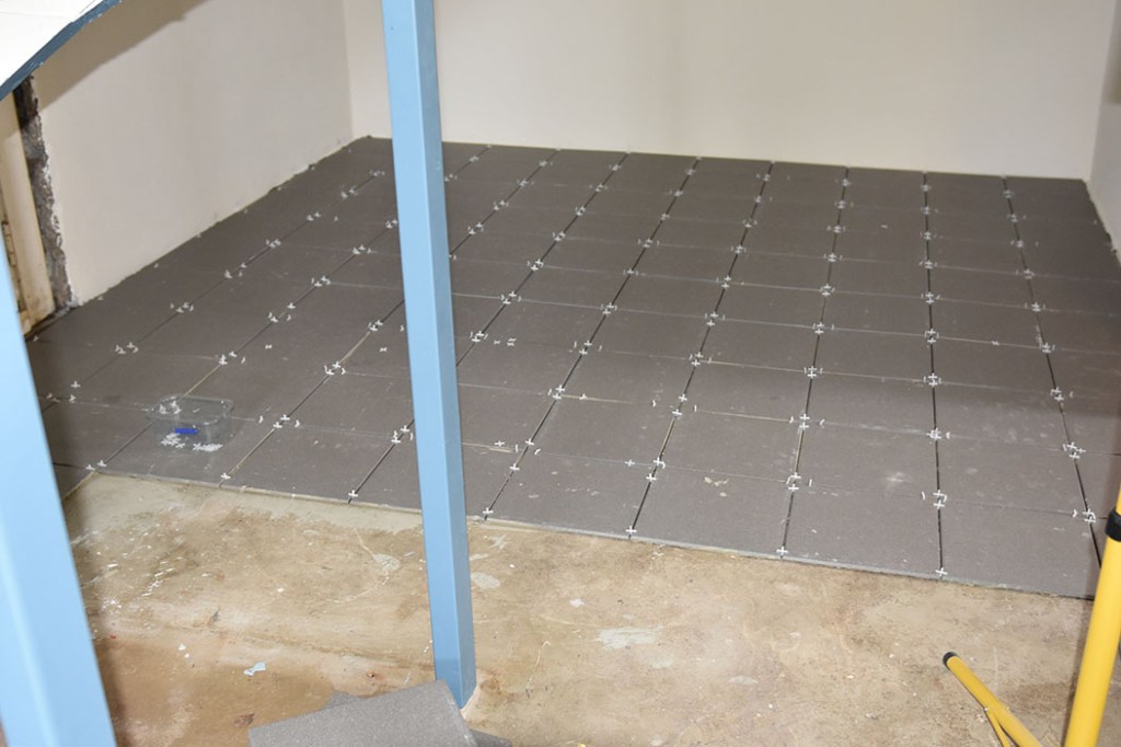 Sommerhuset vårt - Garten, Trøndelag -- potetkjelleren- har fått nye granitt fliser på gulvet og vegger i lys Skandinavia og hvit - nå mangler bare fugingen