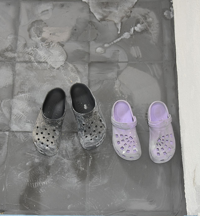 Fugetabbe i kjelleren - Opprydning etter oversvømmelse på sommerhuset vårt - Garten, Trøndelag -- fugene har stivnet over flisene - men nå må resten vente til i morgen - for verre kan det vel ikke bli?